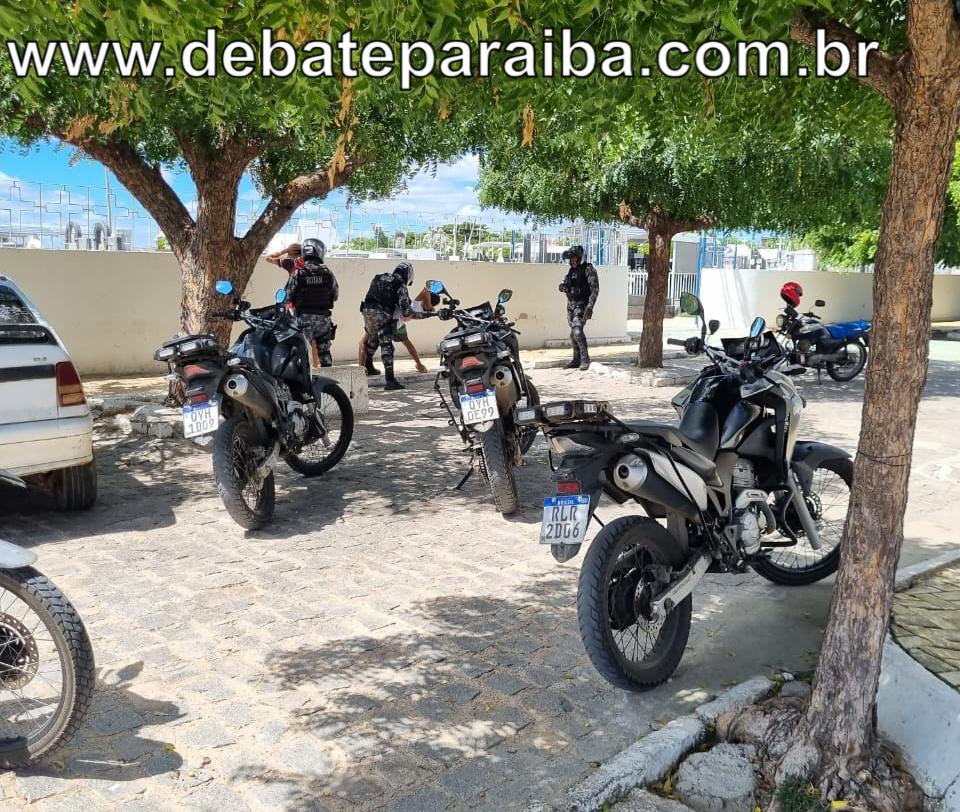 Diante do flagrante, os indivíduos receberam voz de prisão e foram conduzidos à delegacia de Polícia Civil com o material apreendido (Foto: Reprodução Debate Paraíba)