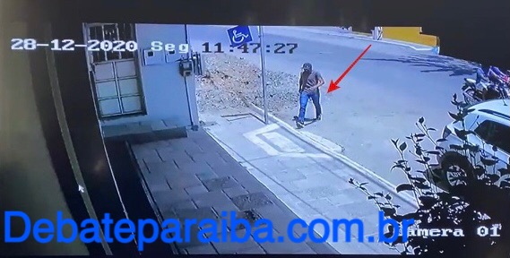Diversos pertentes das vítimas foram subtraídos e após o roubo o criminoso foragiu do local correndo (Foto: Reprodução)