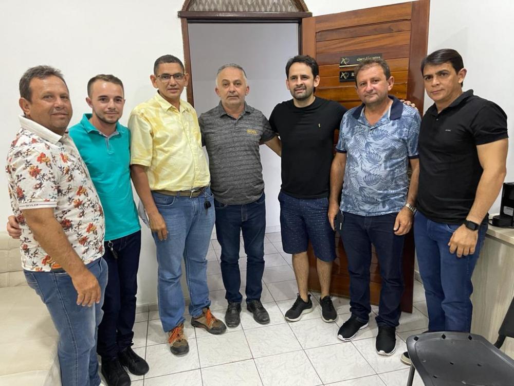 O grupo que já era maioria recebeu também o reforço do vereador Hostim que fora eleito na chapa de oposição (Foto: Reprodução)
