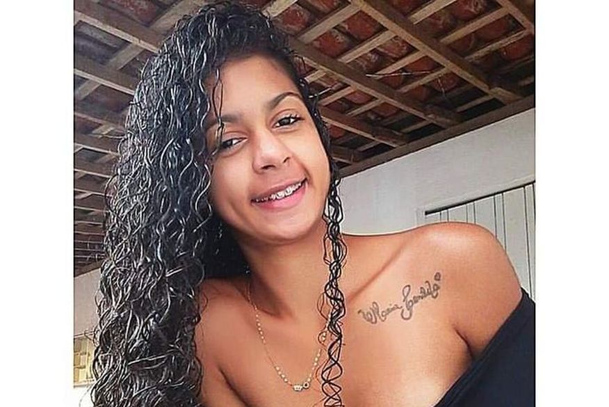 A jovem de 16 anos estava na frente de casa com amigos e familiares quando o suspeito se aproximou e disparou dois tiros (Foto: Walla Santos).