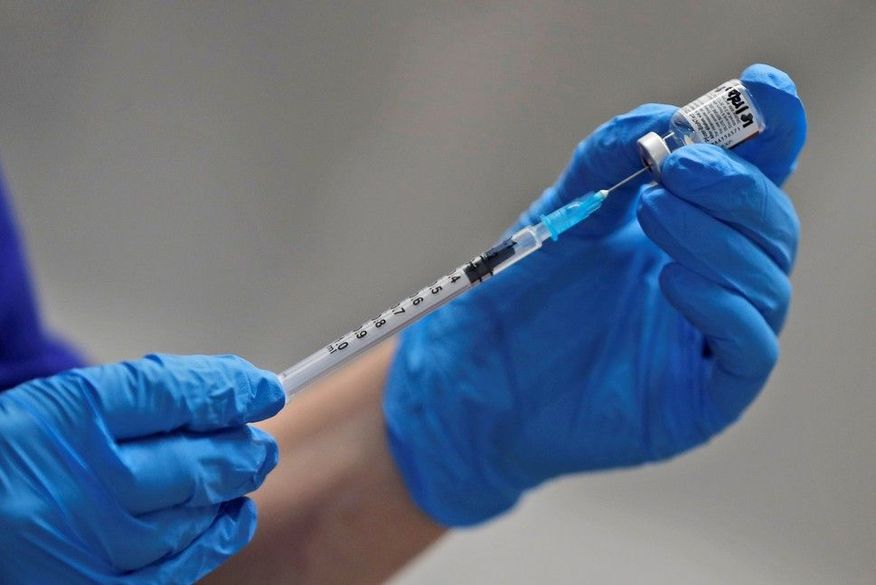 A Anvisa divulgou na noite desta segunda-feira que concedeu a certificação de Boas Práticas de Fabricação à vacina desenvolvida pela farmacêutica Pfizer/Biontech (Foto: Reprodução).