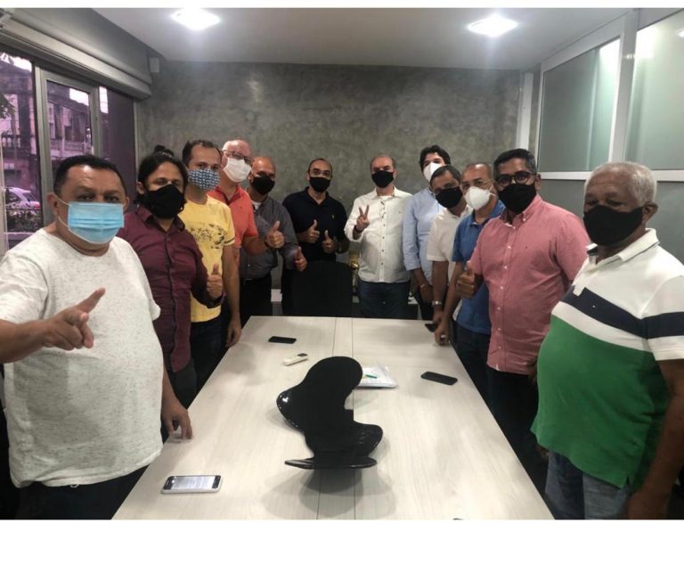 A mensagem foi postada nas redes sociais ao lado de uma fotografia com os onze vereadores eleitos que haviam se comprometido com sua candidatura. (Foto: Reprodução).