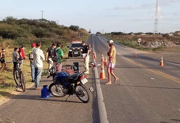 O local do sinistro de trânsito foi isolado até a chegada dos agentes da PRF e dos peritos da Polícia Civil (Foto: Reprodução Blog do Angelo Lima)