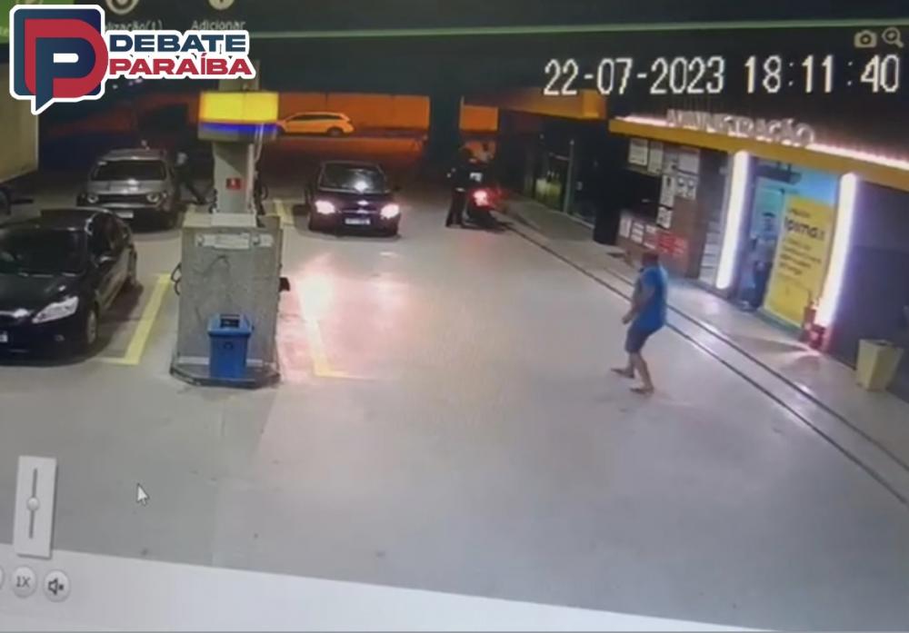 Acredita-se que possivelmente um dos suspeitos tenha sido alvejado durante a troca de tiros (Foto: Reprodução)