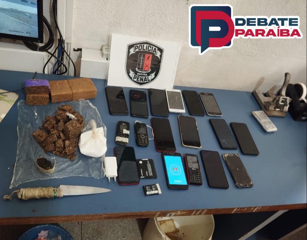 Todo o material apreendido foi apresentado ao diretor da unidade, o Sr. Joaquim Rodrigues, para que fossem adotados os procedimentos cabíveis (Foto: Reprodução Debate Paraíba)