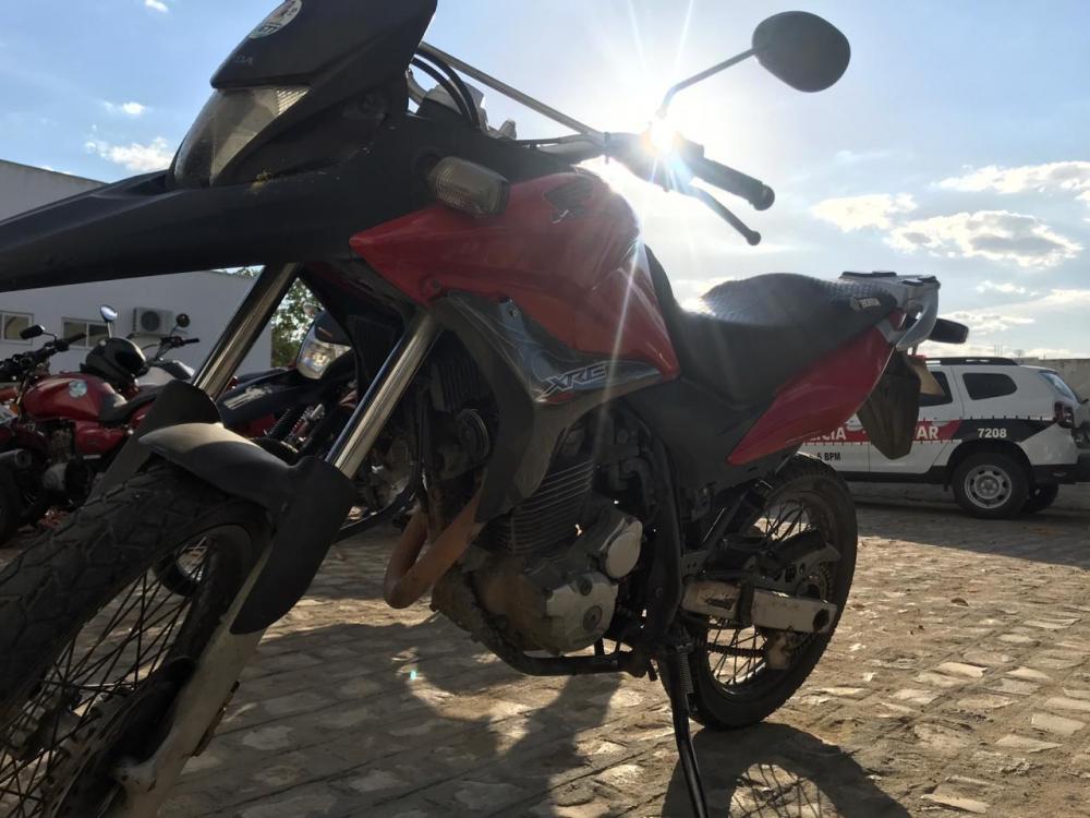 A motocicleta recuperado e o suspeito apreendido foram levados à Central de Polícia Civil em Cajazeiras (Foto: Reprodução)