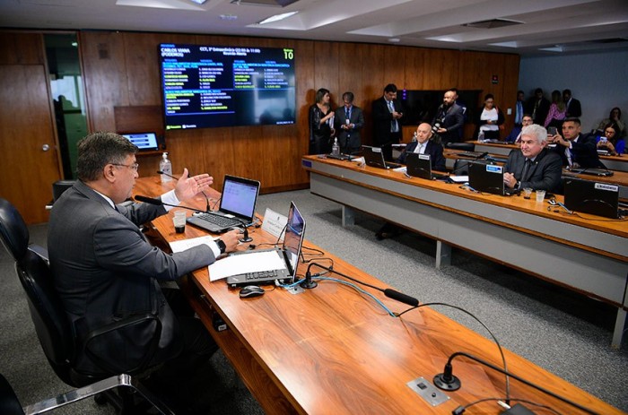 O presidente da CCT, Carlos Viana, e Marcos Pontes (à dir.), que propôs a audiência, em reunião da comissão - Foto: Pedro França/Agência Senado