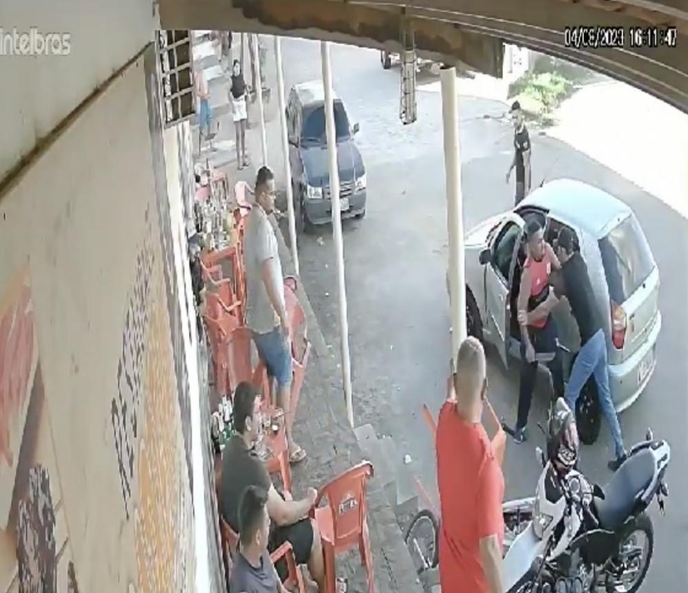 Após alguns momentos, populares conseguiram conter os ânimos e a vias de fato foi controlada (Foto: Reprodução)