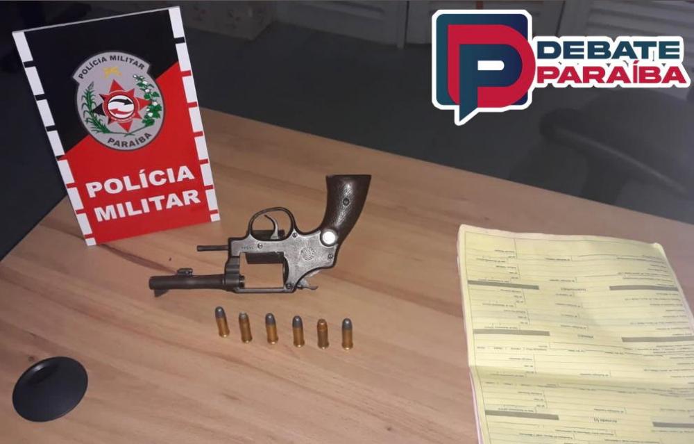 Diante do flagrante, o suspeito recebeu voz de prisão e foi conduzido à delegacia de Polícia Civil com a arma e a moto apreendida (Foto: Reprodução)