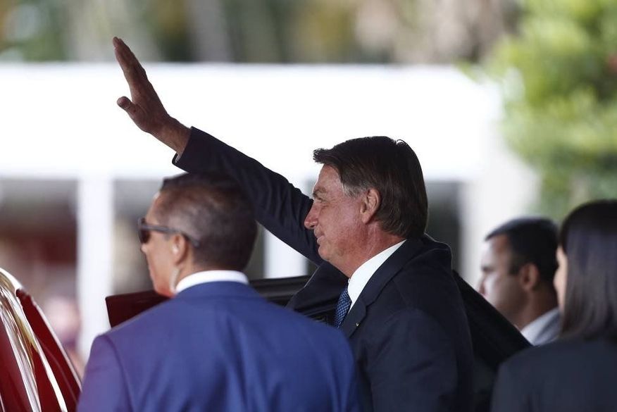 O presidente Jair Bolsonaro acena para apoiadores após visita ao Ministério da Saúde. (Foto: Pablo Jacob/Agência O Globo/05-01-2021).