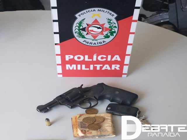 Diante dos fatos, o suspeito e a arma apreendida foram apresentados ao delegado plantonista, onde deu continuidade aos procedimentos necessários a ocorrência (Foto: Divulgação PMPB)
