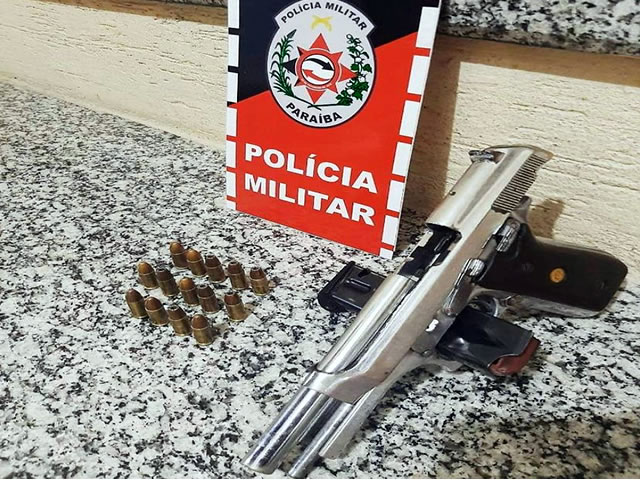 A arma apreendida e o acusado, foram conduzidos e apresentados na Central de Polícia Civil de Patos, para as providências legais (Foto: Divulgação PMPB)