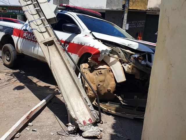 O condutor da viatura ao tentar interceptar a dupla veio a colidir contra um poste da rede elétrica (Foto: Reprodução Redes Sociais)