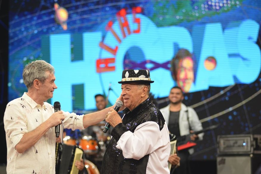 Serginho Groisman recebe Genival Lacerda durante o programa 'Altas Horas' em 2019. (Foto: Globo/Divulgação).