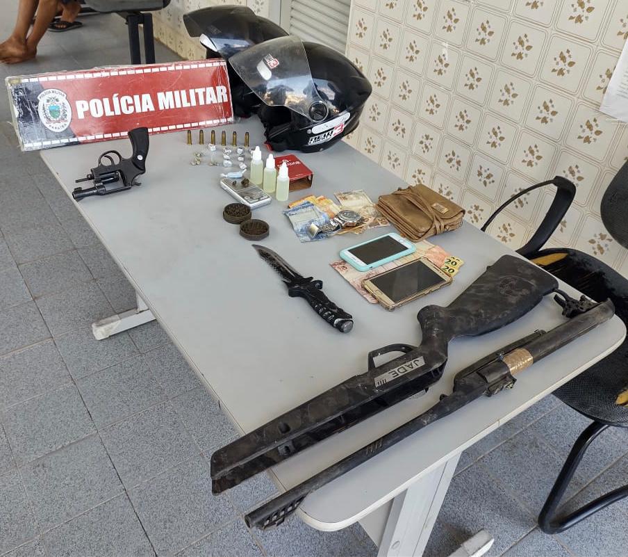 Os suspeitos e o material apreendido foram levados à delegacia de Polícia Civil para serem realizados os procedimentos cabíveis pelo delegado plantonista (Foto: Divulgação PMPB)