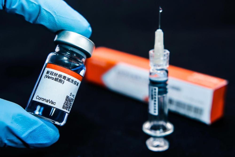 A vacina CoronaVac utiliza esquema já consagrado de armazenamento e transporte e pode se armazenada em refrigeração padrão, como a vacina da gripe. (Foto: Reprodução).