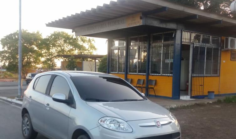 O veículo foi roubado na noite da última quarta-feira (06) na capital paraibana e recuperado no município de Mamanguape (Foto: Divulgação PRF)