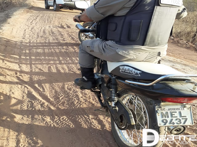 A moto apreendida foi levada à Delegacia Distrital de Sousa, para serem adotados os procedimentos necessários pelo delegado (Foto: Reprodução)