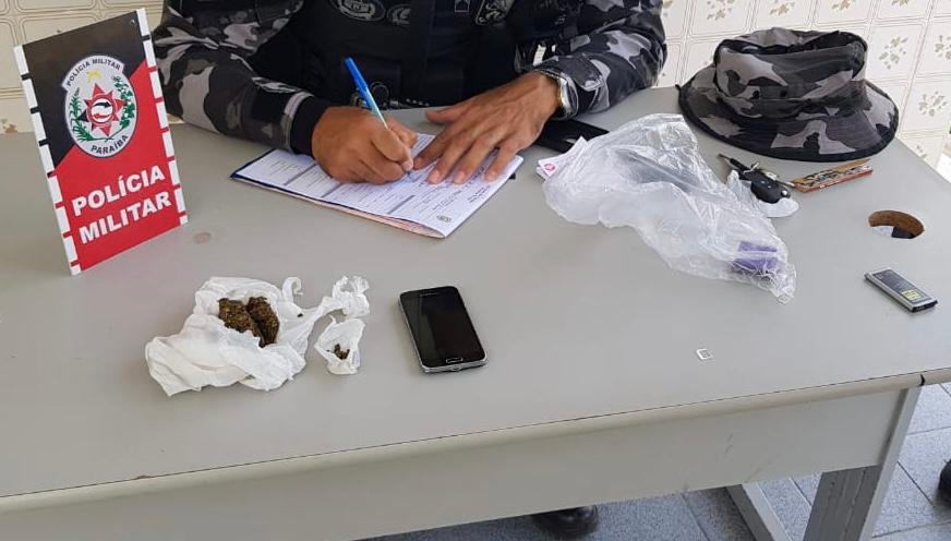 Na ocorrência foi apreendida 55 gramas de maconha, 7 gramas de cocaína e uma motocicleta (Foto: Divulgação PMPB)