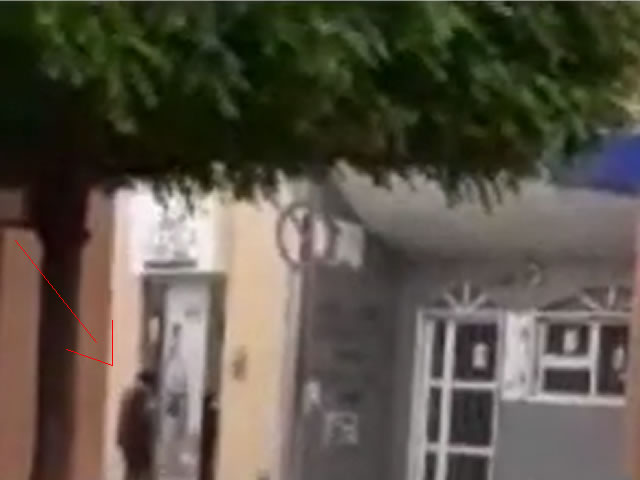 Homem é flagrado se masturbando vendo imagem de mulher na porta de loja no centro de Pau dos Ferros