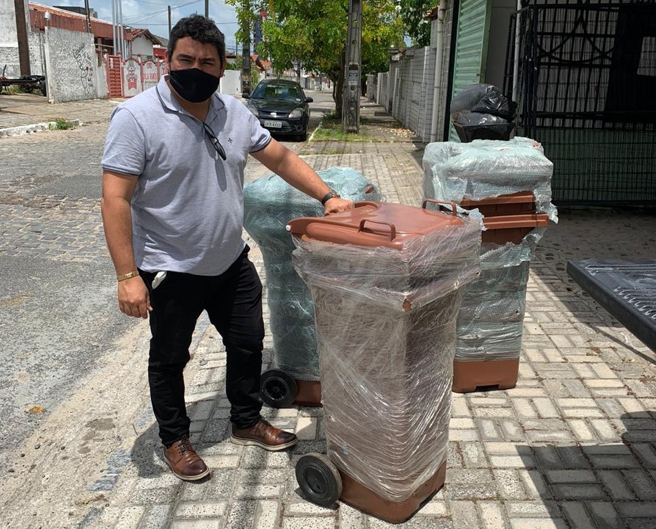 Prefeito Lucas Braga entre EPIs e material de limpeza aos garis em Marizópolis. (Foto: Reprodução).