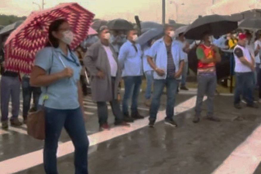 Trabalhadores da Ford protestam contra fechamento de fábrica em Camaçari. (Foto: Reprodução/TV Bahia).