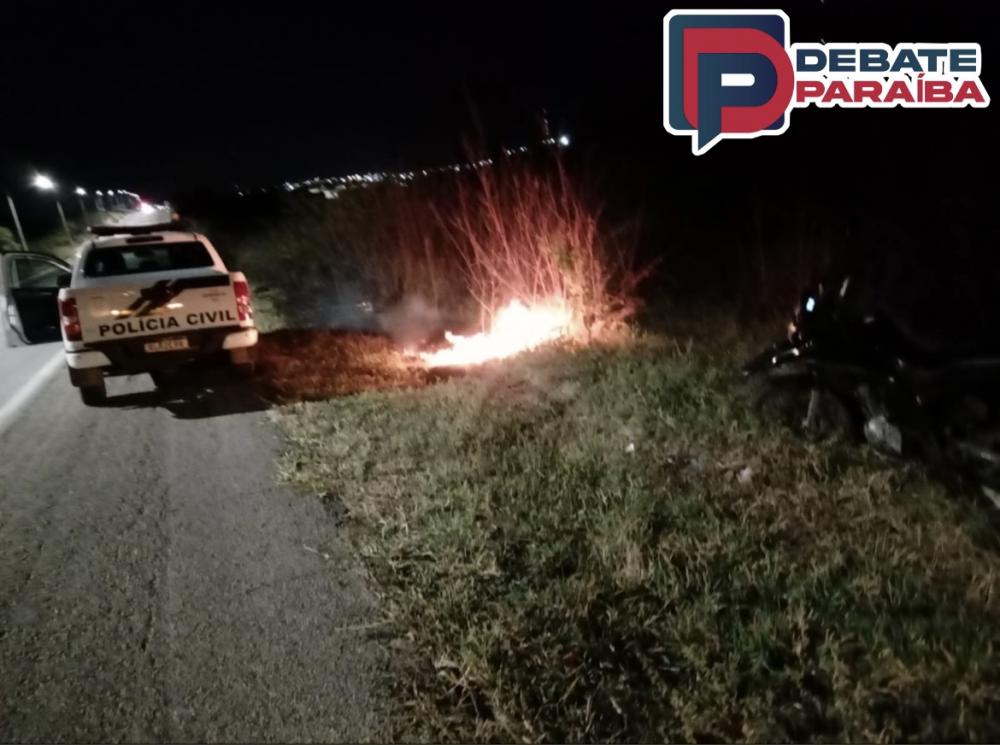 A motocicleta foi rebocada e levada à delegacia de Polícia Civil, e após serem realizados os procedimentos necessários, foi devolvida ao proprietário legítimo (Foto: Reprodução Debate Paraíba)