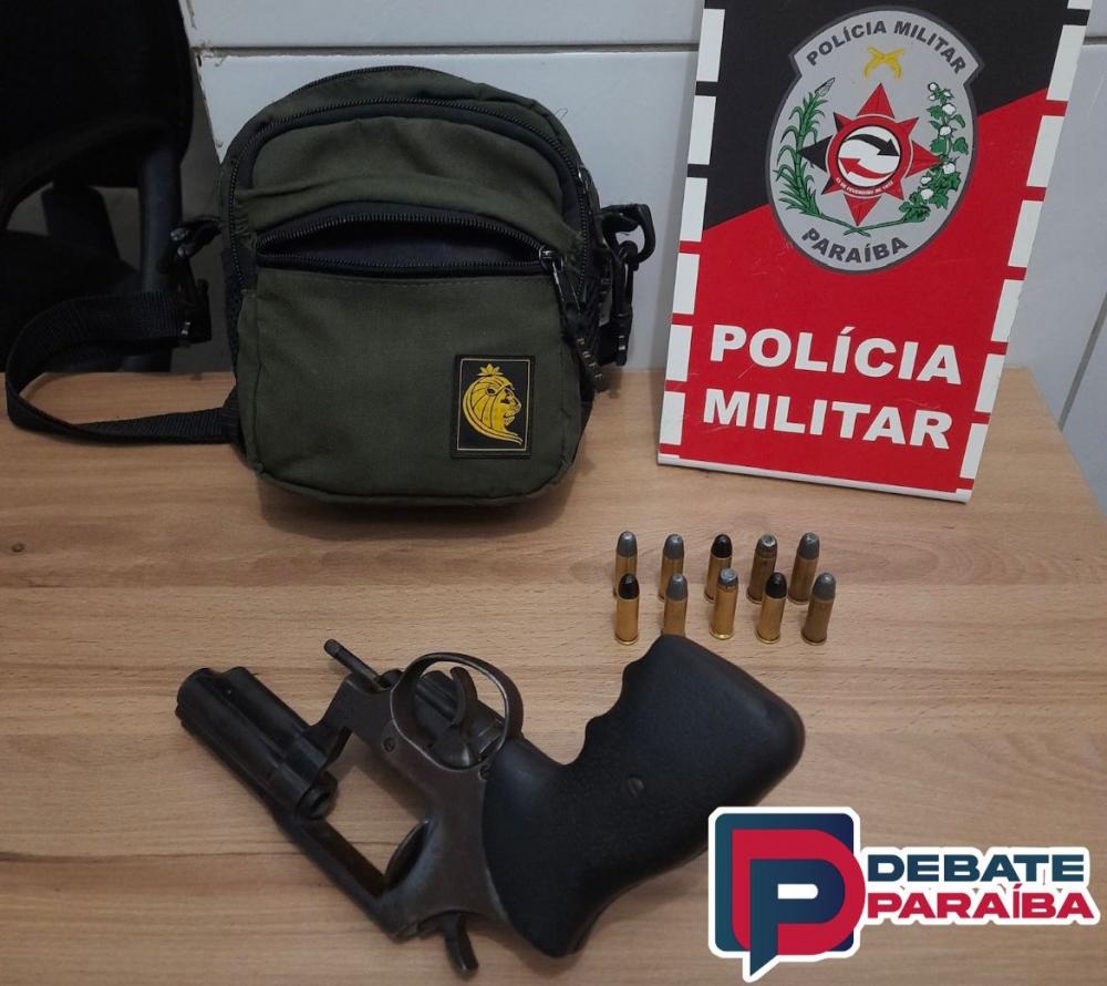 Posteriormente, o indivíduo e a arma apreendida foram conduzidos à delegacia de Polícia Civil (Foto: Reprodução Debate Paraíba)
