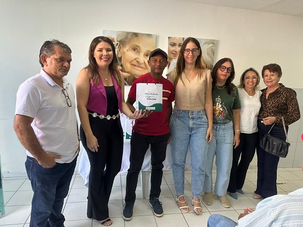 A secretária Amanda Silveira destacou a importância do Programa Mais Audição na entrega de próteses auditivas aos pacientes. (Foto: Divulgação).