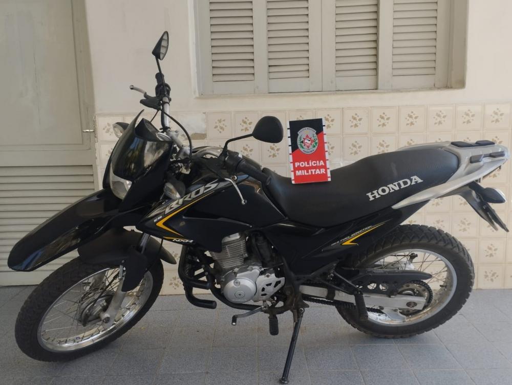 Diante dos fatos, o suspeito e a motocicleta foram levados à delegacia de Polícia Civil, para serem adotadas as medidas cabíveis pela autoridade policial judiciária (Foto: Reprodução)
