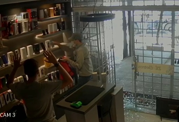 Vídeo: Bandido quebra vidraça de loja de eletrônicos com tiro e pratica roubo de diversos celulares na cidade de Aparecida