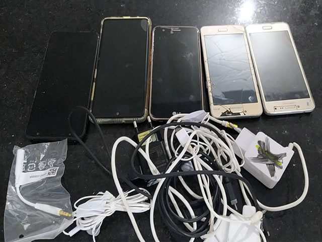 Durante a revista, foi verificado que os pacotes continham cinco aparelhos celulares e carregadores (Foto: Divulgação SEAP)