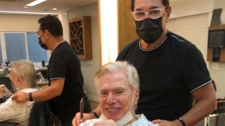 Em fotos postadas na rede social do hair stylist, o comandante do SBT aparece de máscara, tendo seu cabelo cortado. (Foto: Reprodução).