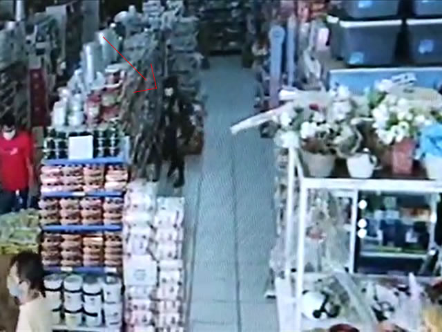 A presença de outras pessoas e funcionários da loja não intimidaram a ação da mulher que saí do estabelecimento caminhando tranquilamente pela porta da frente (Foto: Reprodução Redes Sociais)