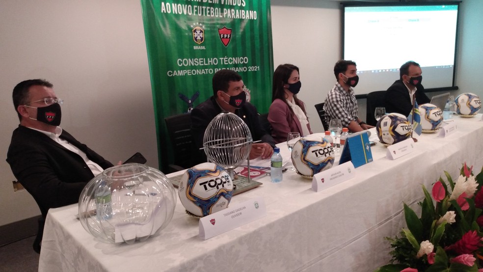 Cúpula da FPF comandou a reunião com os representantes dos oito clubes da elite do futebol paraibano — Foto: Expedito Madruga / ge.