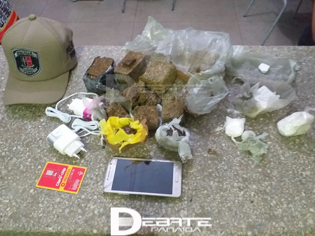 Durante a verificação dos pacotes, foi encontrado uma cerca quantidade de maconha, crack, um celular, carregadores e chip (Foto: Debate Paraíba)
