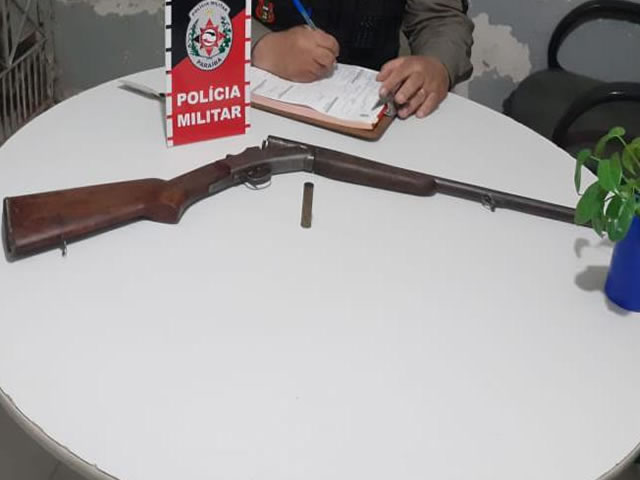 O acusado, a arma e a moto foram levados à Delegacia Distrital de Sousa para serem realizados os procedimentos que manda a Lei (Foto: Divulgação PMPB)
