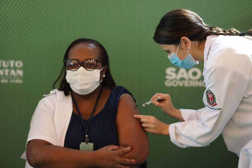 Enfermeira foi a primeira pessoa do país a ser vacinada, neste domingo (Foto: Futura Press/Folhapress).