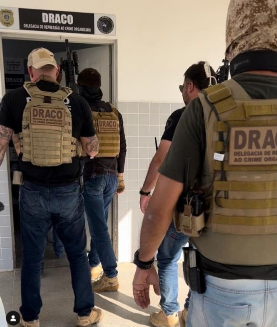 Uma arma de fogo que estava com o suspeito foi apreendida pelos policiais, e ele permanece internado sob custódia. (Foto: Reprodução)
