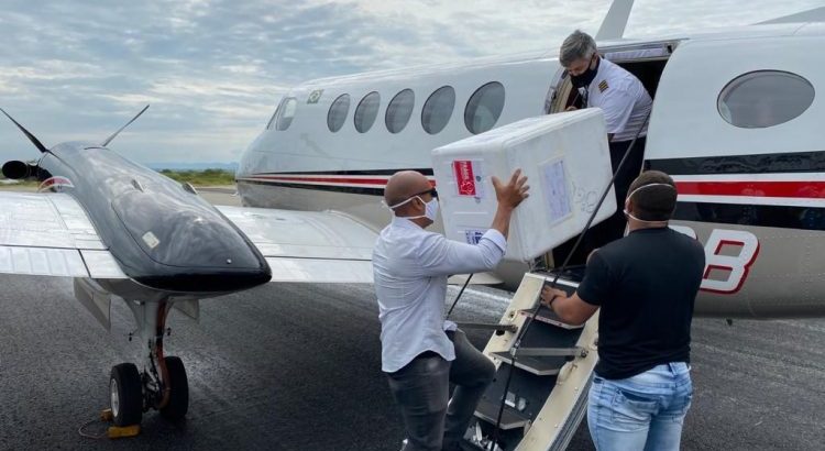 As doses foram transportadas em uma aeronave procedente da capital João Pessoa (Foto: Reprodução)