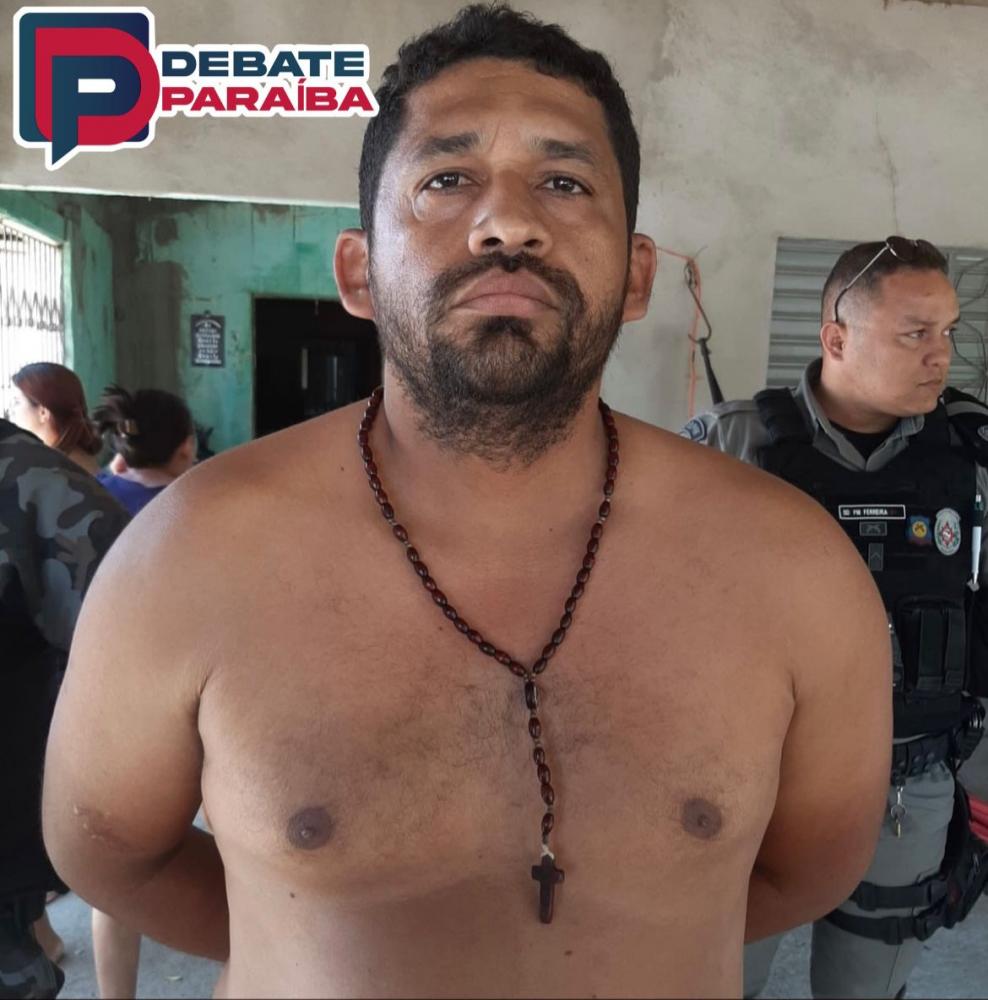 Após ser feito um cerco no local pelas guarnições, o acusado recebeu voz de prisão e foi conduzido à Delegacia Distrital, para ser apresentado ao delegado de plantão (Foto: Reprodução)