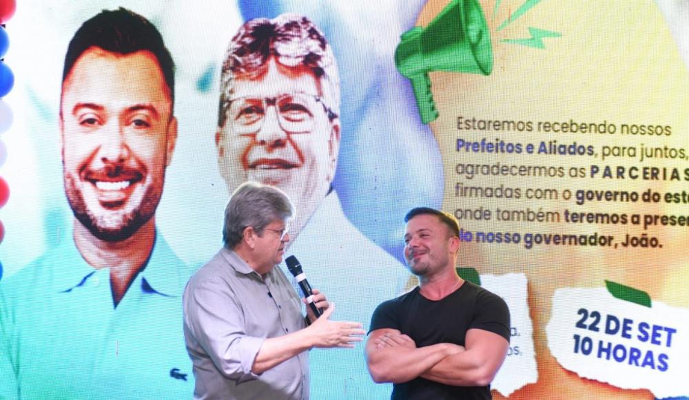  João Azevêdo agradeceu o apoio de Caio Roberto e reforçou seu compromisso de manter uma gestão municipalista e pautada no diálogo. (Foto: Divulgação).