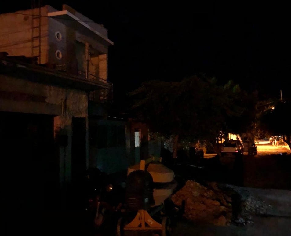 A Rua Cícero Policarpo Furtado está às escuras há mais de um ano e os moradores vêm sofrendo com a escuridão no local. (Foto: Reprodução).