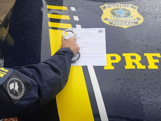 O homem foi condenado pelo crime de tráfico de drogas e estava foragido. Ele já foi preso também por assaltar uma lotérica localizada no município paraibano de Tavares (Foto: Divulgação PRF)
