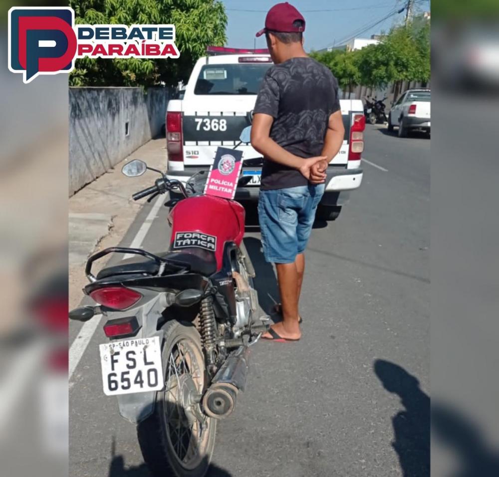 O suspeito e a motocicleta apreendida foram encaminhados à delegacia de Polícia Civil e apresentados a autoridade policial judiciária (Foto: Reprodução)