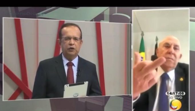Apesar de estar com a câmera ligada, Suassuna estirou o dedo depois de falar de Maranhão e dizer que torcia por seu restabelecimento. (Foto: Reprodução).
