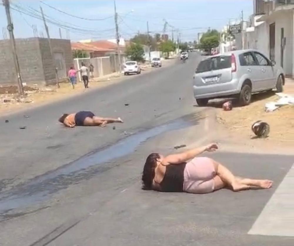 Vídeo: Mulheres ficam feridas em grave acidente envolvendo carro e moto no município de Sousa