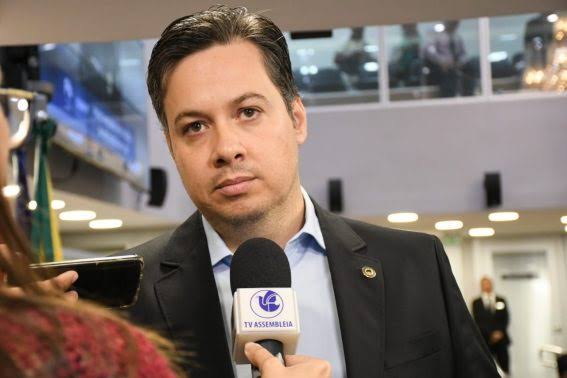 Deputado Júnior Araújo denuncia desvio de vacina em São Francisco. (Foto: Reprodução).
