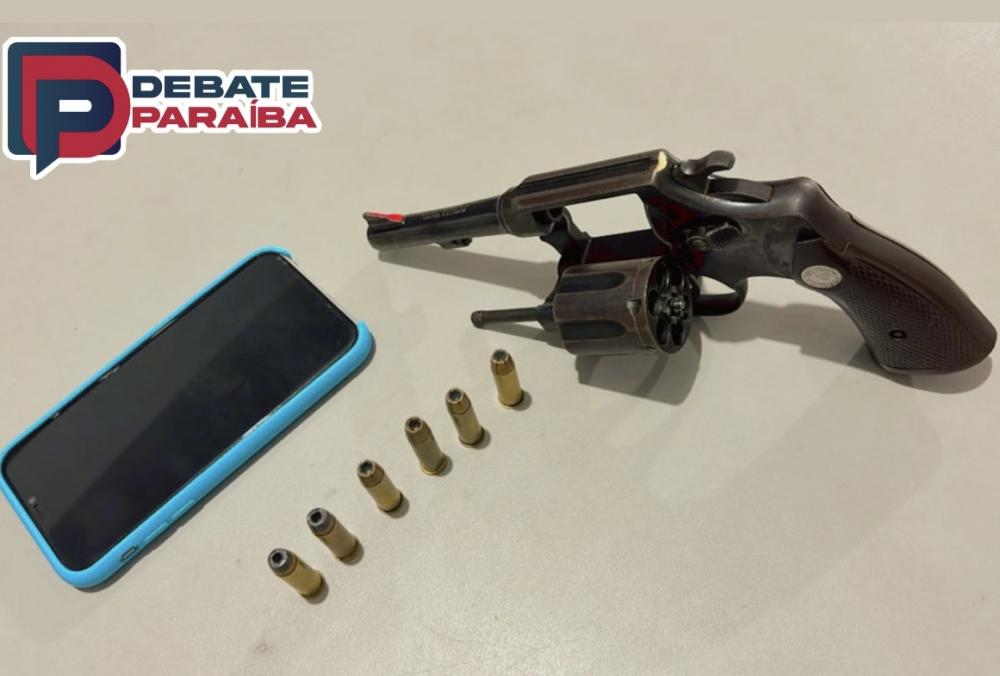 Durante a abordagem, foi encontrado em sua cintura um revólver calibre 38, com 6 munições intactas (Foto: Reprodução Debate Paraíba)