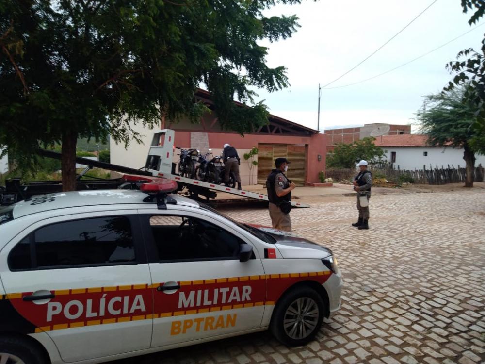 Ao término foi contabilizado a remoção de oito veículos irregulares, além da confecção de 10 notificações (Foto: Divulgação PMPB)